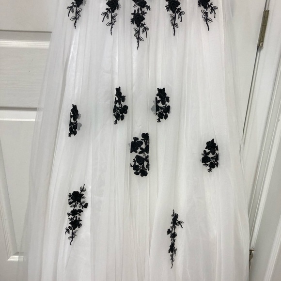 🎉🎉🎉HOST PICK!!! 🎉🎉🎉TLC Say Yes Created For Macy’s Black & White Long Formal Gown - Picture 4 of 16